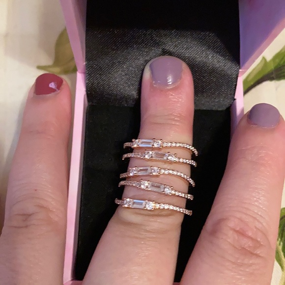 RING SIZE 8 - Picture 4 of 4